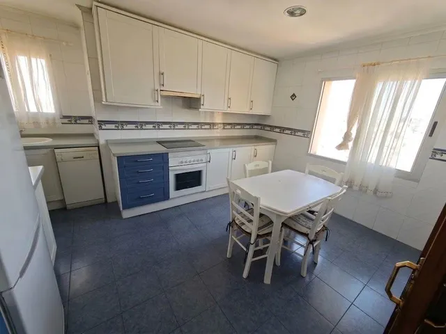 Amplia vivienda de 159 m2 con vistas panorámicas a los dos castillos de Alicante y plaza de garaje — 10