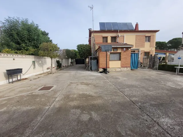Impresionante Chalet con Amplio Terreno y Piscina en las Afueras de Zaragoza — 17