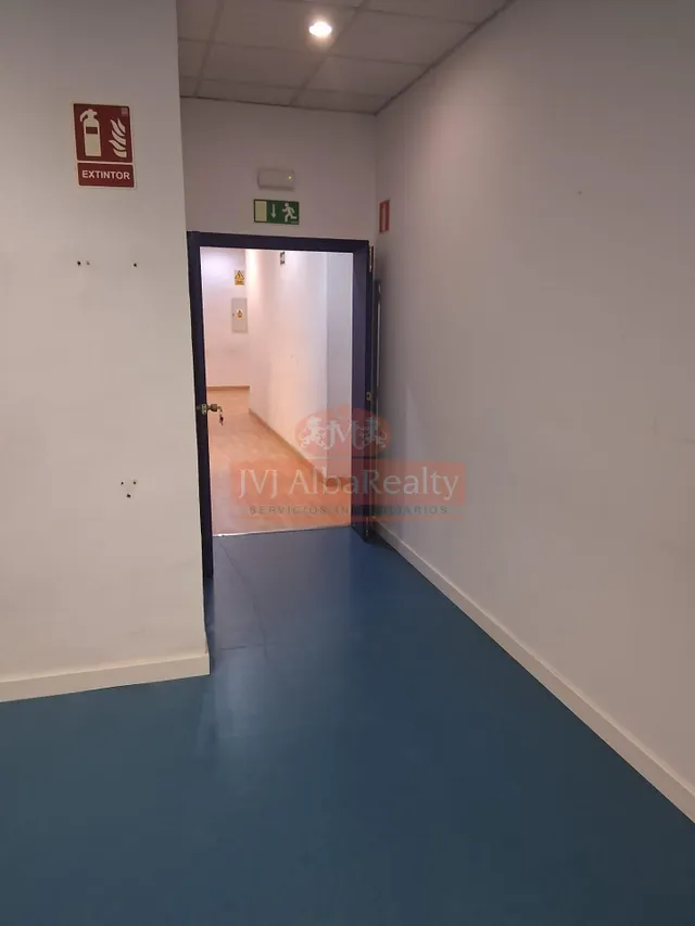 EN VENTA O ALQUILER ESPECTACULAR LOCAL EN ZONA INDUSTRIA — 15