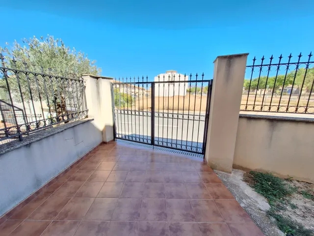 Oportunidad: Bungalow de esquina, a estrenar, en Pinoso | 4 dormitorios, 2 baños y garaje — 30