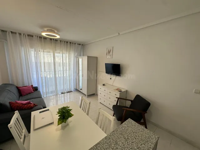 Estudio con terraza, Alicante, Torrevieja. 1 habitación, 36 m2, 900 metros al mar — 8