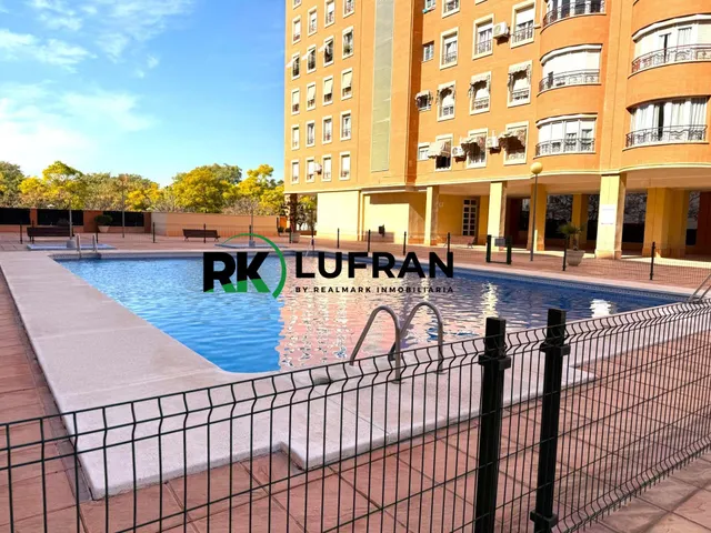 Piso con urbanización y garaje en ciudad jardín — 16