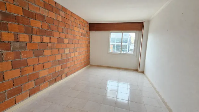 Nave comercial con alojamiento, aparcamiento y parcela en A Gándara — 23