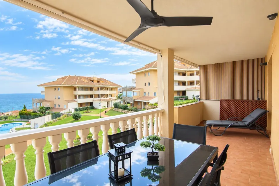 EN ALQUILER APARTAMENTO CON AMPLIA TERRAZA Y VISTAS AL MAR