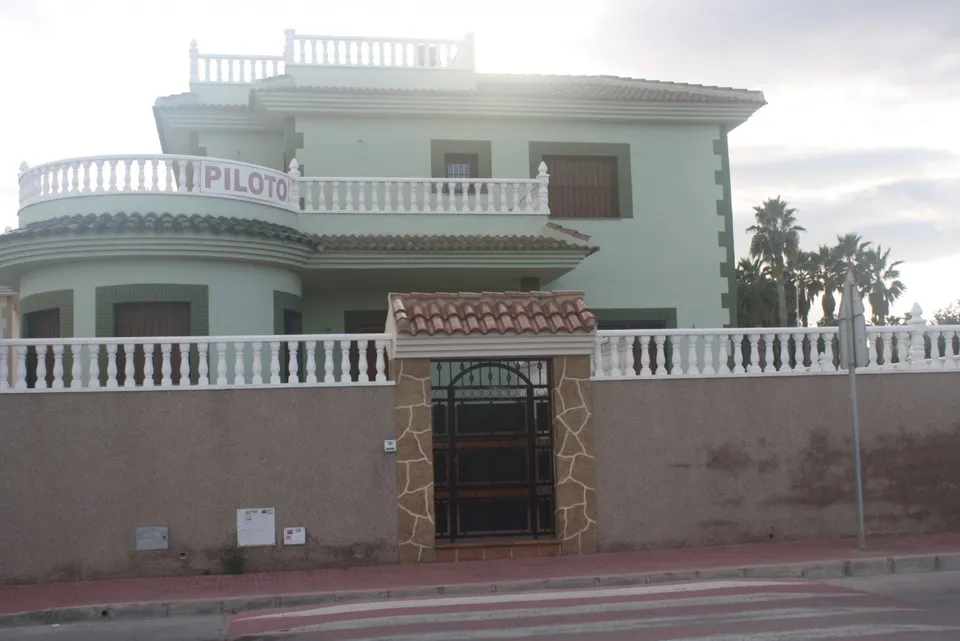 Fantástico Chalet Estilo Mediterráneo en Los Altos de Torrevieja con 3 Dormitorios y 4 Baños