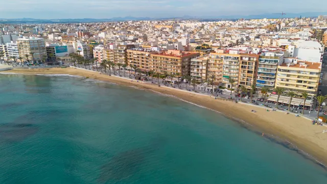 Apartamento en venta en Torrevieja, ubicado en la zona de La Loma, a pocos minutos a pie de la Playa del Cura. Primera línea de mar! — 31