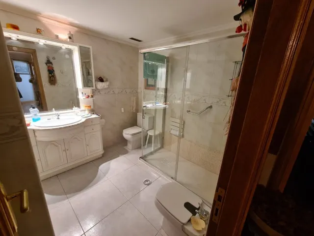 SE VENDE  PISO AMUEBLADO, 132 M2 EN LA BAÑEZA, 3 HAB., 2 BAÑOS, TERRAZA, ASCENSOR., — 15