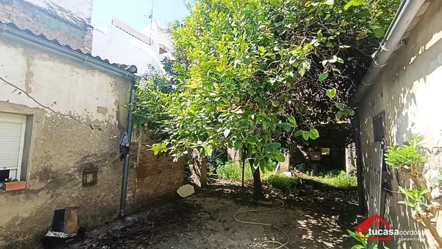 ¡OPORTUNIDAD! SOLAR URBANO CON PATIO Y COCHERA PRIVADA EN LE - foto 2