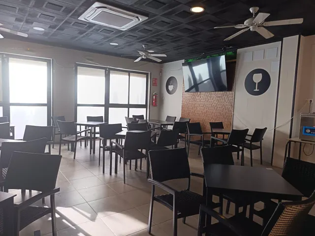 SE ALQUILA Y TRASPASA BAR MONTADO — 35