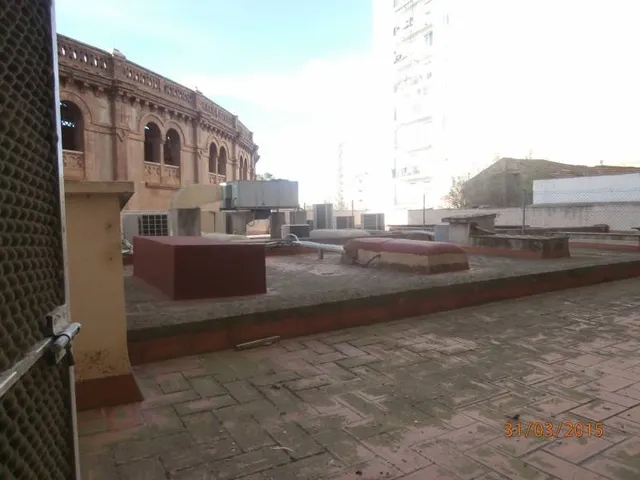 AMPLIO  Y CENTRICO ENTRESUELO CON ACCESO INDEPENDIENTE CON SALA DE GRABACION INSONORIZADA — 6