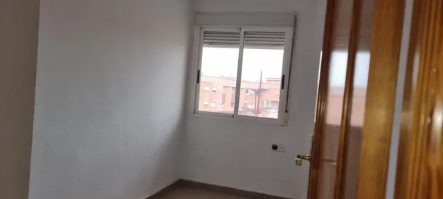 PISO CON VISTAS DESPEJADAS Y BALCÓN — 14