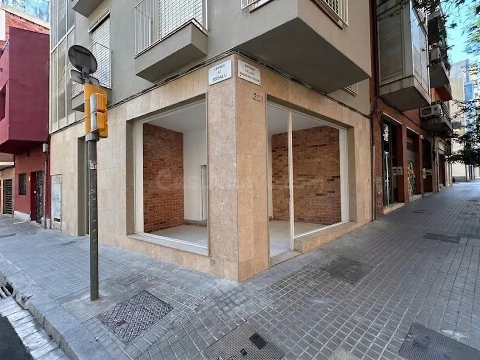 LOCAL COMERCIAL DE OBRA NUEVA A ESTRENAR EN PLENA CALLE NAVAS DE TOLOSA, ESQUINA CON BESALÚ