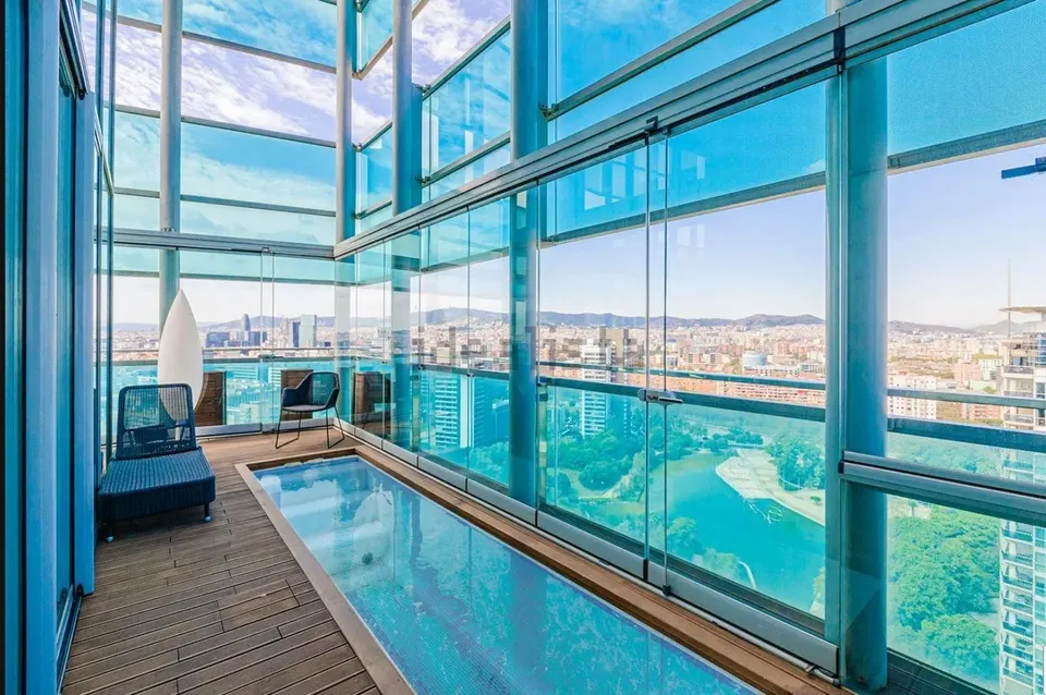 ÁTICO DÚPLEX DE LUJO CON PISCINA PRIVADA Y VISTAS PANORÁMICAS EN DIAGONAL MAR