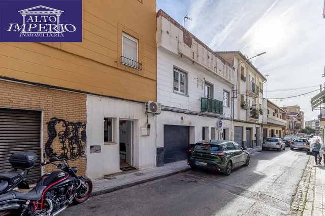 Local adaptado a vivienda en el Zaidin. — 15