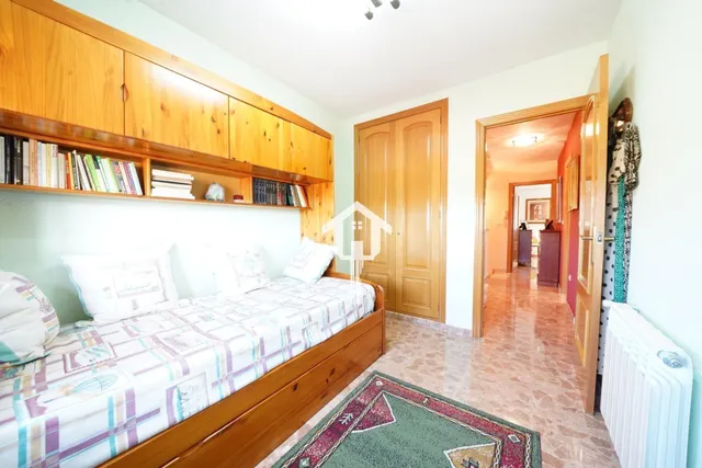 Chalet adosado con buhardilla en ciudad jardín de Alicante: garaje para 4 vehículos, terraza de 30m2 y piscina — 40