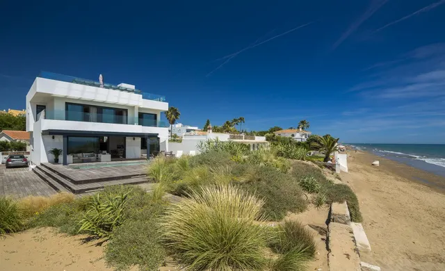 Increible villa en primera linea de la playa, CostaBella, Ma