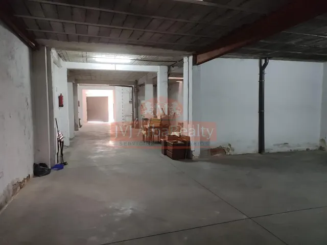 SE VENDE LOCAL CON VADO, EN ZONA ENSANCHE-CIRCUNVALACION. — 2