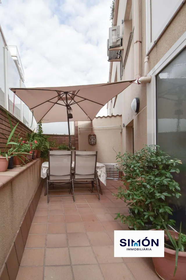 ¡FANTÁSTICA OPORTUNIDAD EN SANTPEDOR! Piso de 3 habitaciones dobles, con balcón y terraza. — 45