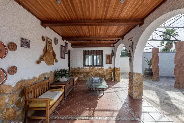 Chalet independiente con pozo propio y placas solares — 28
