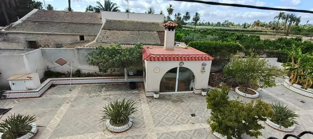 Imponente Chalet en La Hoya con Piscina y Amplios Jardines — 9