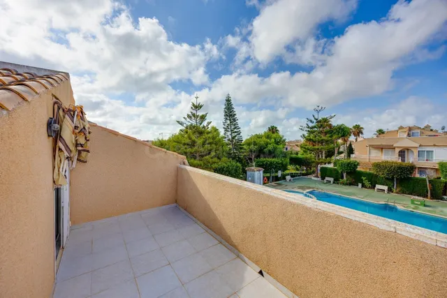 ESPECTACULAR BUNGALOW EN PLANTA ALTA CON PISCINA COMUNITARIA - foto 3
