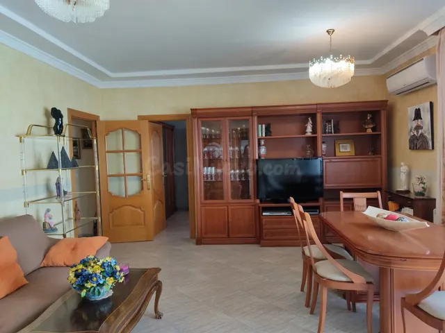 CASA EN UNA PLANTA !! Tres dormitorios, dos baños, patio, co - foto 3