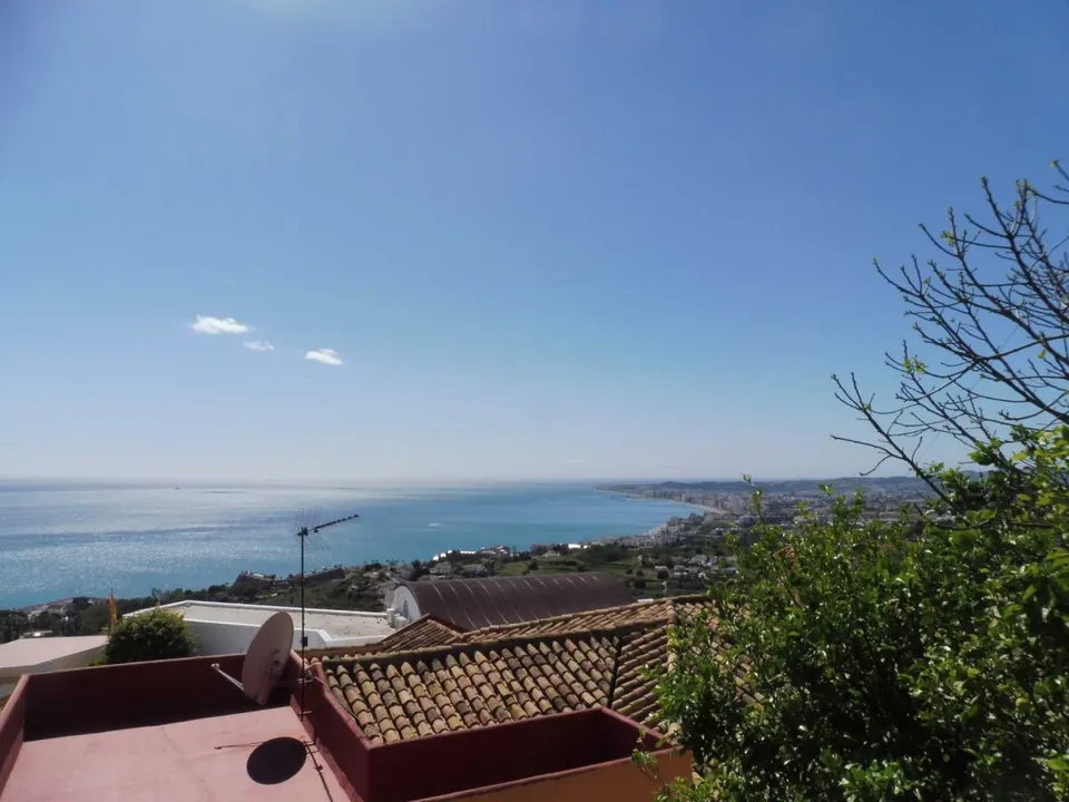 Villa grande con mucho potencial y vistas al mar zona Estupa Budista, Benalmádena