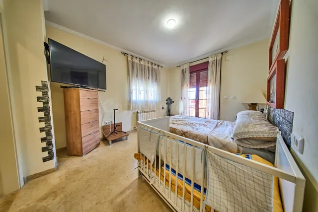 Maravillosa Casa Pareada en Loma Linda con 6 habitaciones y  - foto 5