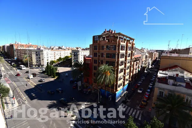 Muy amplio, luminoso y exterior con balcón y garaje, cerca del metro — 9