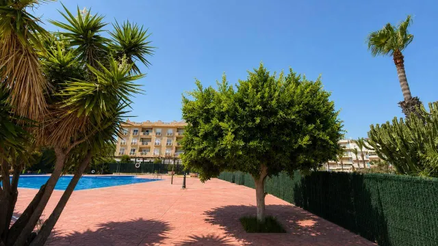 Apartamento turístico en primera línea de mar con piscina, garaje y solárium panorámico — 6