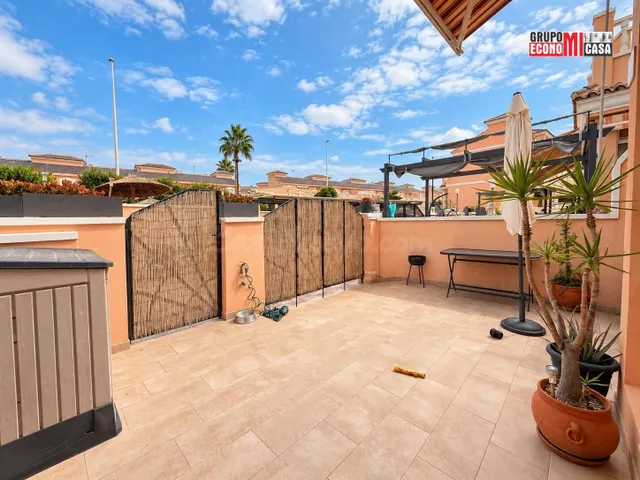 Chalet adosado de 2 dormitorios con terraza, piscina y sol d - foto 2