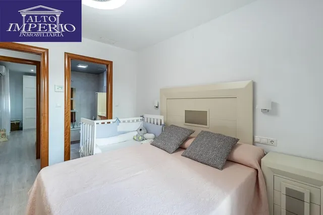 Amplia casa de 182 m2 con patio, gran sótano y a menos de 5 minutos del metro — 18