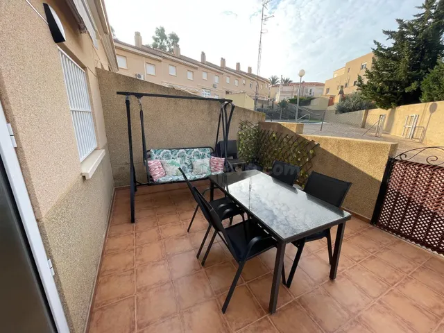 Vive la costa en Calabardina: adosado con piscina, terraza y