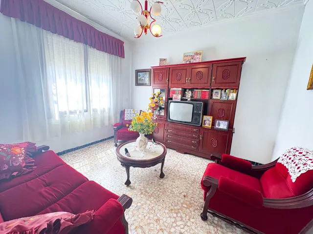 Casa con gran potencial y parcela de 225 m2 en el centro de Los Montesinos — 2