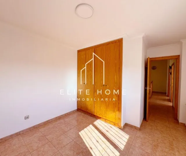 Una villa para disfrutar en familia en exclusiva urbanización y con el mediterráneo como horizonte — 45