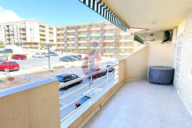 Apartamento de tres dormitorios en venta cerca del mar en Gu