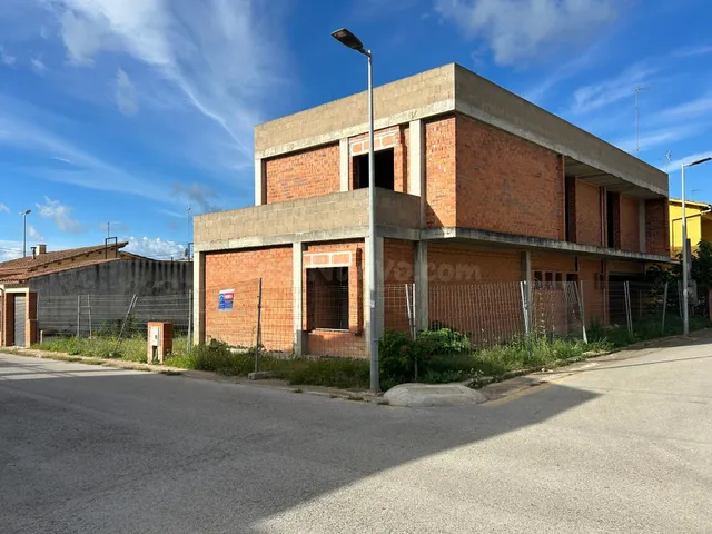 PARCELA CON ESTRUCTURA + PROYECTO BASICO y VISADO de OBRA