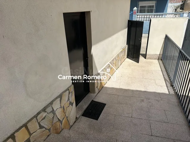 ADOSADO DE ESQUINA CON ZONAS COMUNES DE PISCINA A 18 KM DE S - foto 3