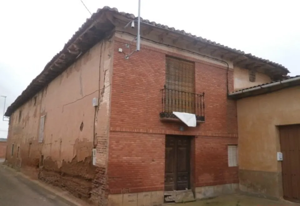 CASA CON TERRENO PARA REFORMAR EN TORAL DE LOS GUZMANES