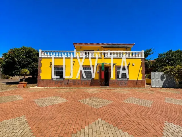 Casa independiente con 3.020 m2 de terreno en La Esperanza –