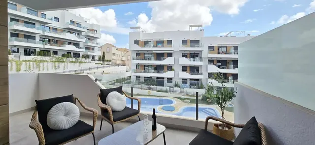 Moderno apartamento de 2023 con plaza de garaje en Villamartín, Orihuela Costa — 2
