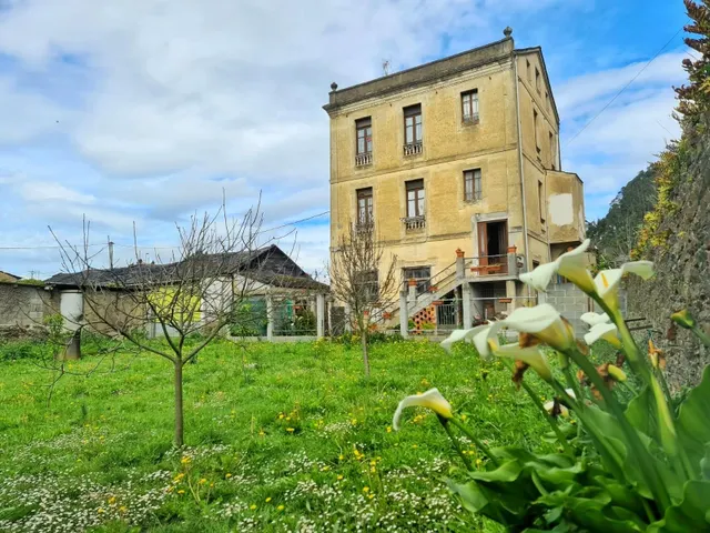 Casa señorial asturiana en centro de Vegadeo