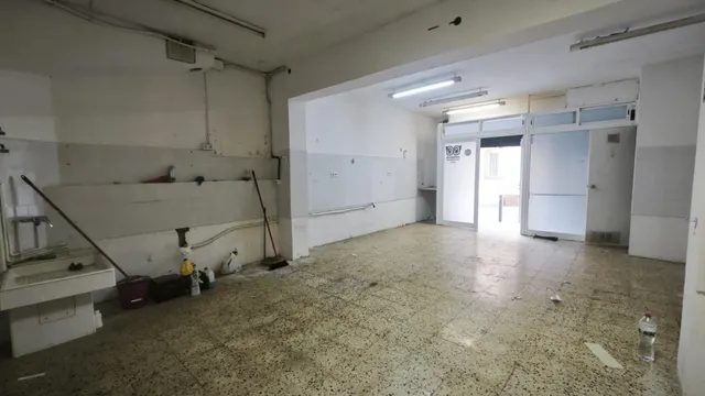 Local en venta para reformar en la calle Salinas, Vila de Gràcia. — 15