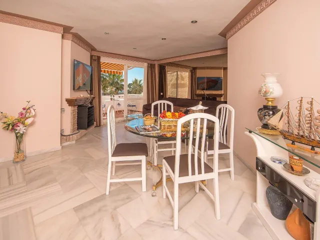 Ático Exclusivo en Puerto Marina – Vistas, Terraza y Alto Po - foto 2