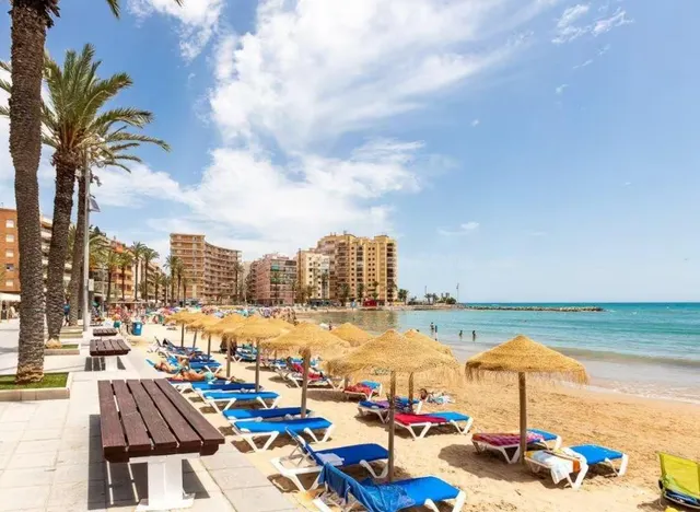 Apartamento con piscina comunitaria, Alicante, Torrevieja. 2 habitaciones, 53 m2, 1,4 kilómetros del mar — 32