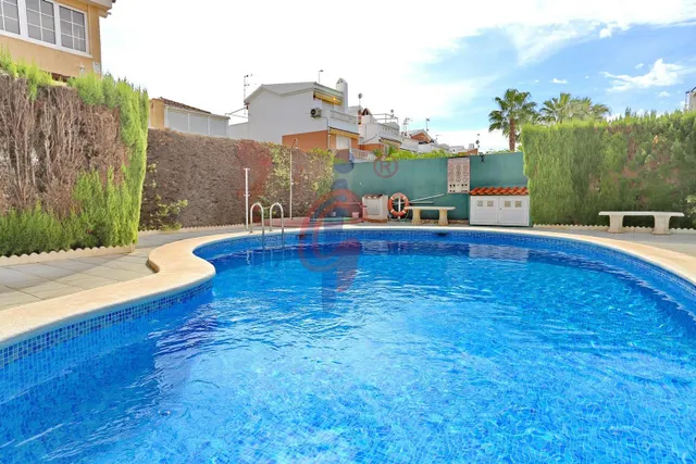 Espectacular bungalow en esquina con gran solárium, jardín privado y piscina en Guardamar del Segura — 38