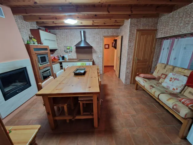 SE VENDE CASA EN MORILA DE LOS OTEROS, PARCELA CON 553 M2, P
