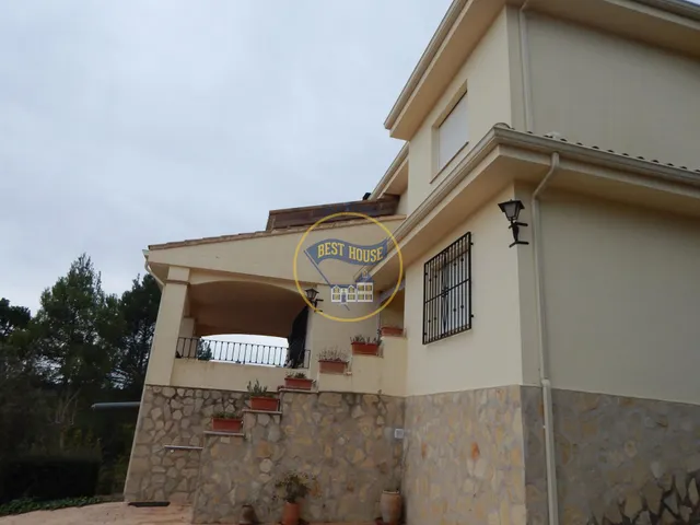 CHALET CON PISCINA Y VISTAS PRIVILEGIADAS. — 33
