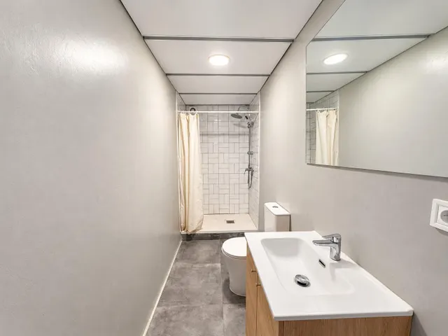 Amplio piso de 6 habitaciones en el centro histórico de Manresa — 17