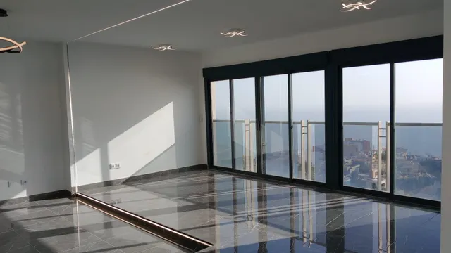Impresionante Ático -Dúplex reformado de lujo y vistas magnificas al mar y bahía de Benidorm. — 20